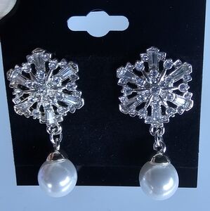 Striking Faux Pearl Dangle Snowflake Earrings NWOT